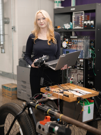 Headshot of Zoe Olson
