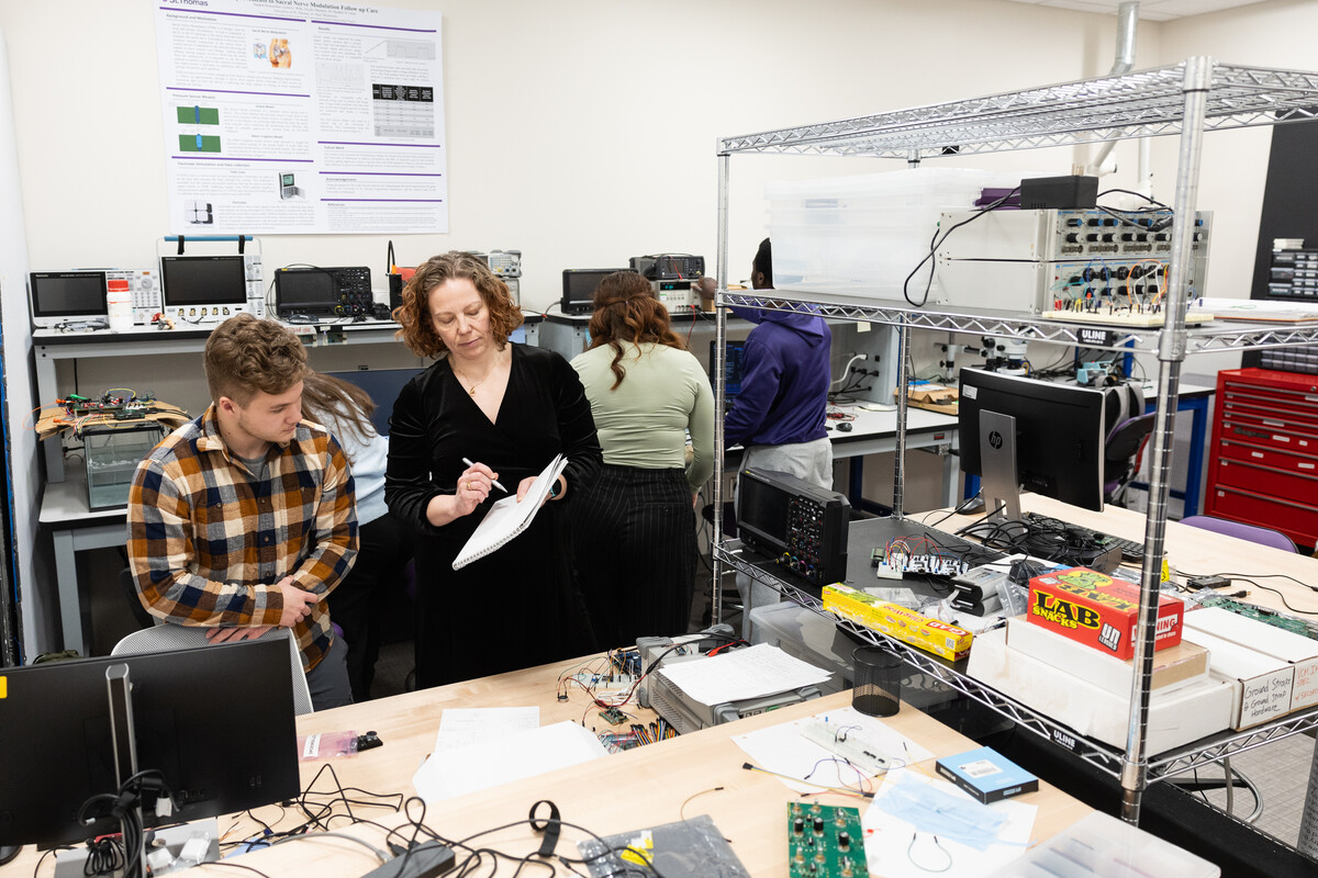 Dr. Heather Orser and engineering students in the biomedical circuits and optics lab at St. Thomas.