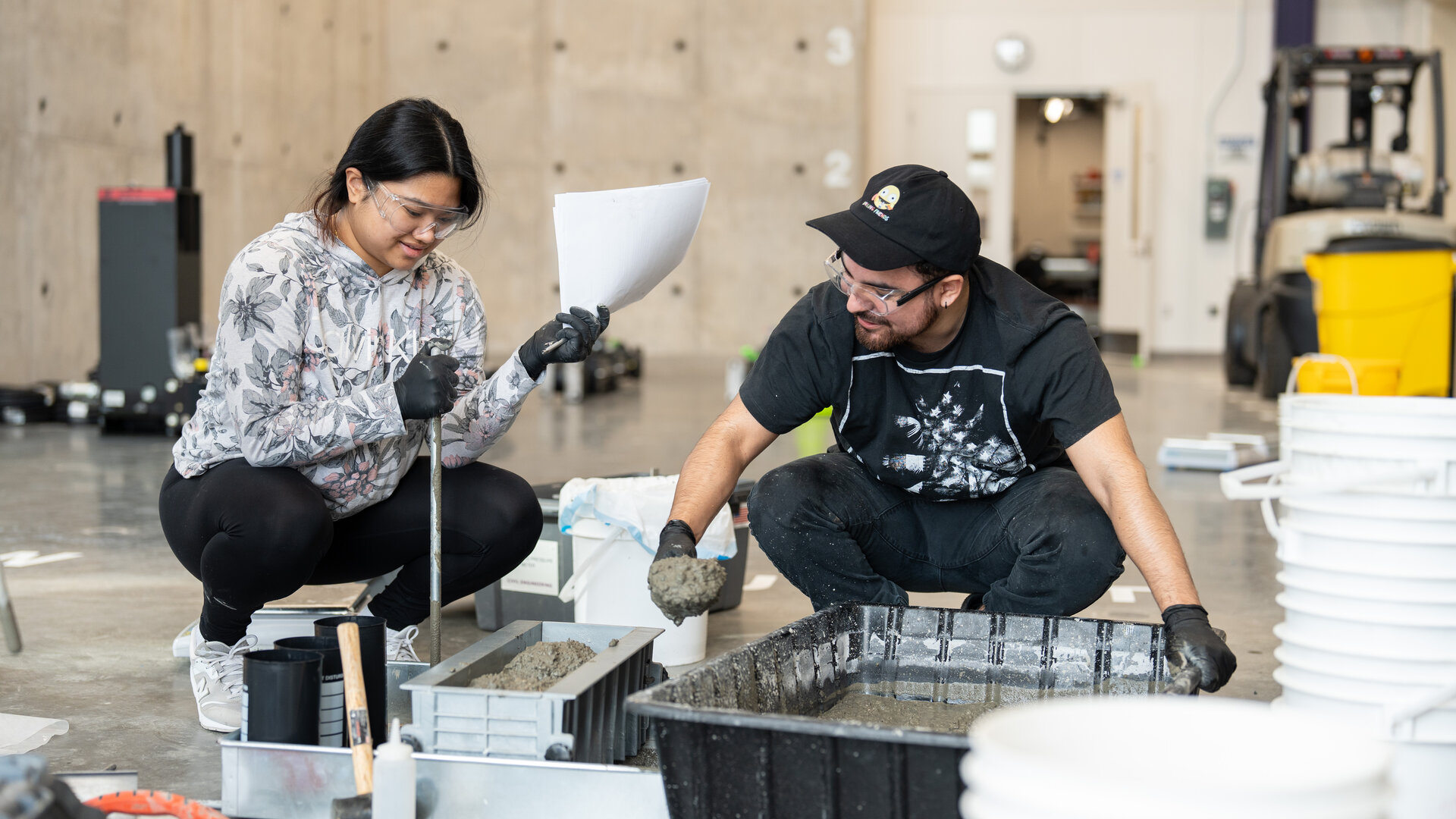 St. Thomas students test concrete in the lab.