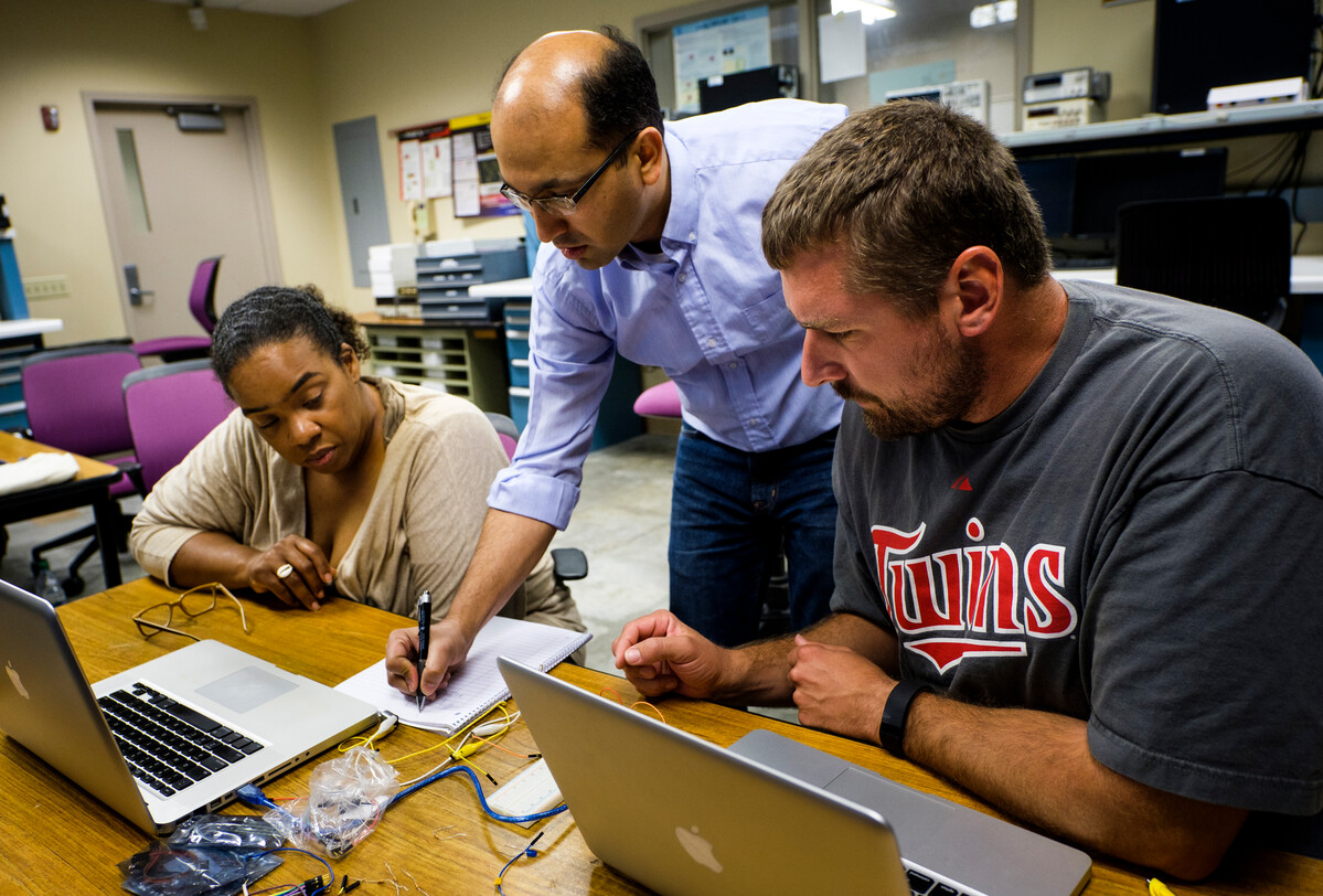Graduate students work together with faculty during engineering class.
